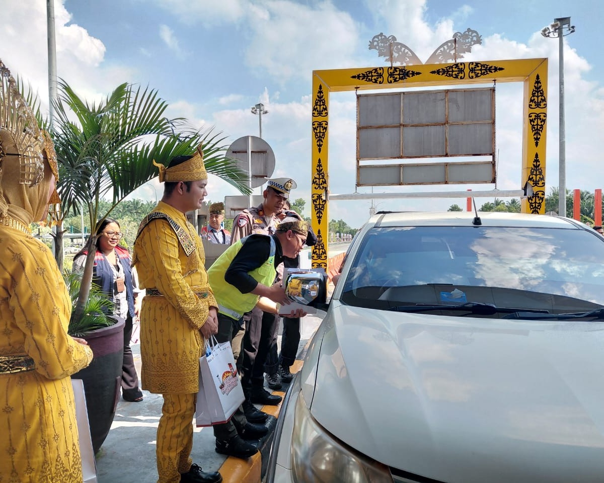 Polantas Menyapa, PJR Ditlantas Polda Riau Dan Hutama Karya Bagikan Souvenir Di Jalan Tol Pekanbaru–Dumai