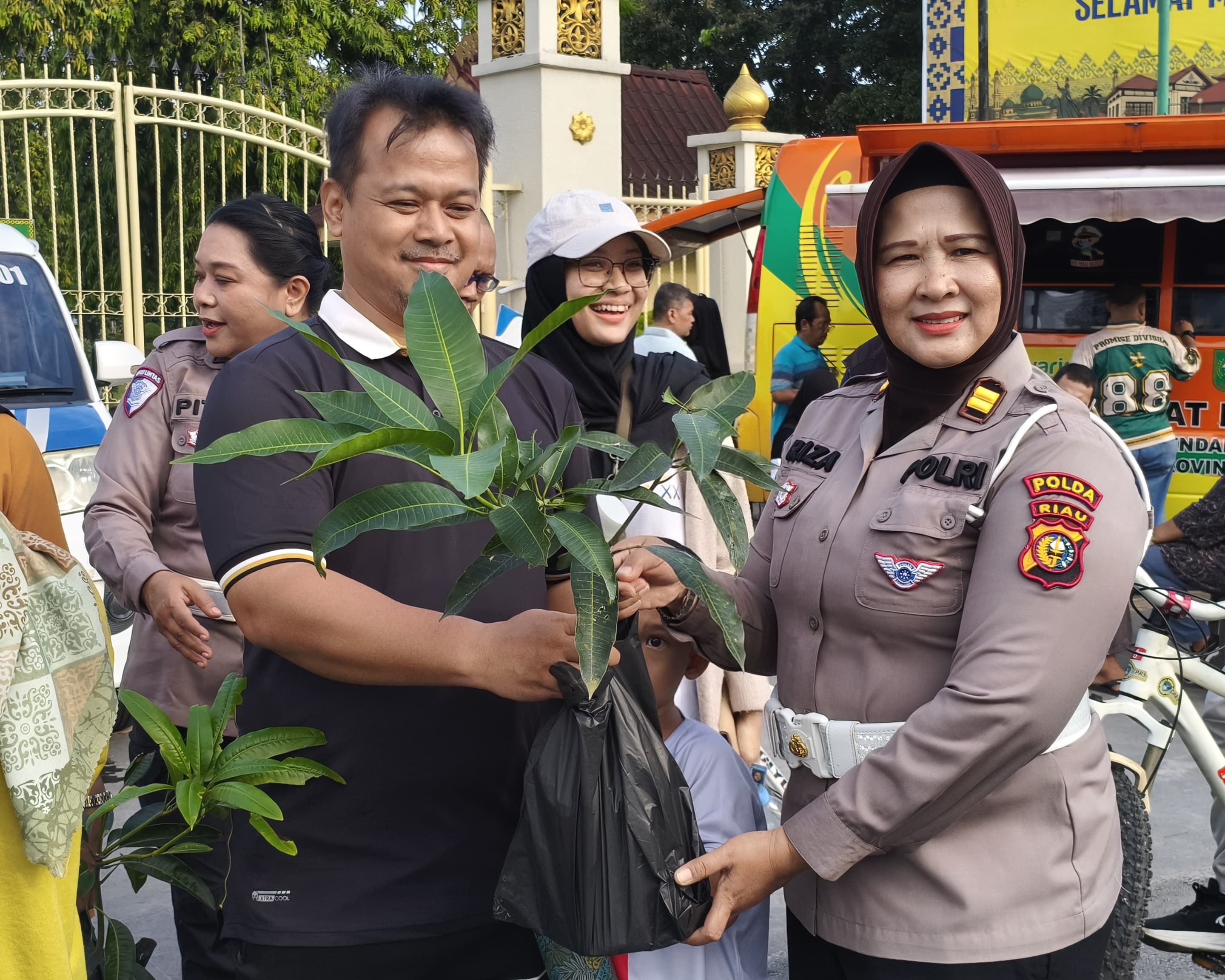 Polisi Menyapa Di CFD Pekanbaru, Ditlantas Polda Riau Tebar Edukasi Keselamatan Dan Semangat Green Policing