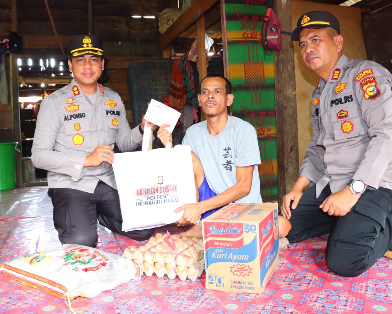 Peduli Talang Mamak, Kapolres Inhu Berikan Yankes Gratis, Bansos dan Antar Warga Berobat
