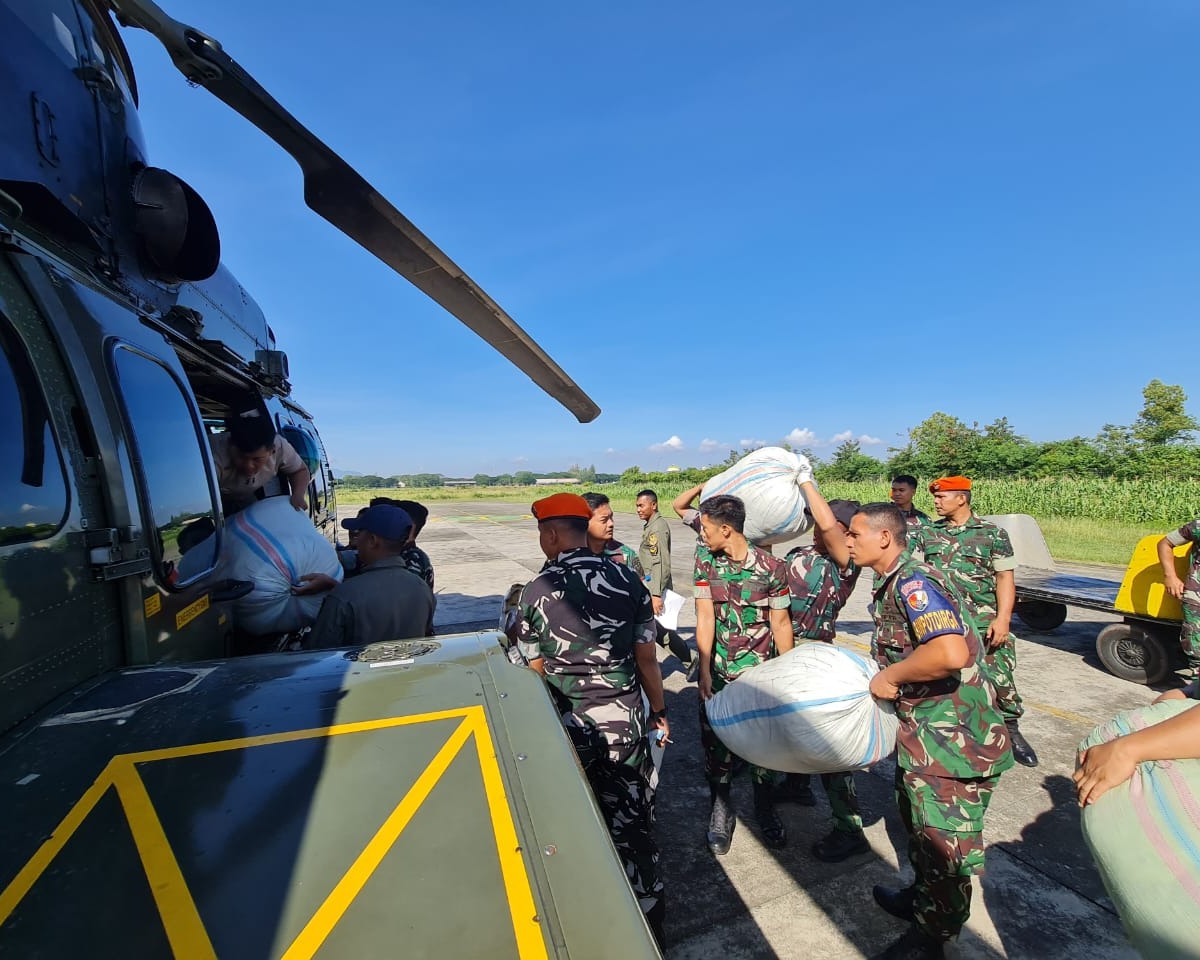 Helikopter Caracal TNI AU Salurkan Bantuan Sosial Ke Daerah Terisolir Di Aceh Tengah