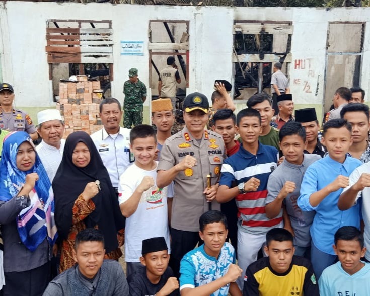 Kapolres Kampar Kunjungi Pondok Pesantren Miftahul Muarrif Yang Mengalami Musibah Kebakaran