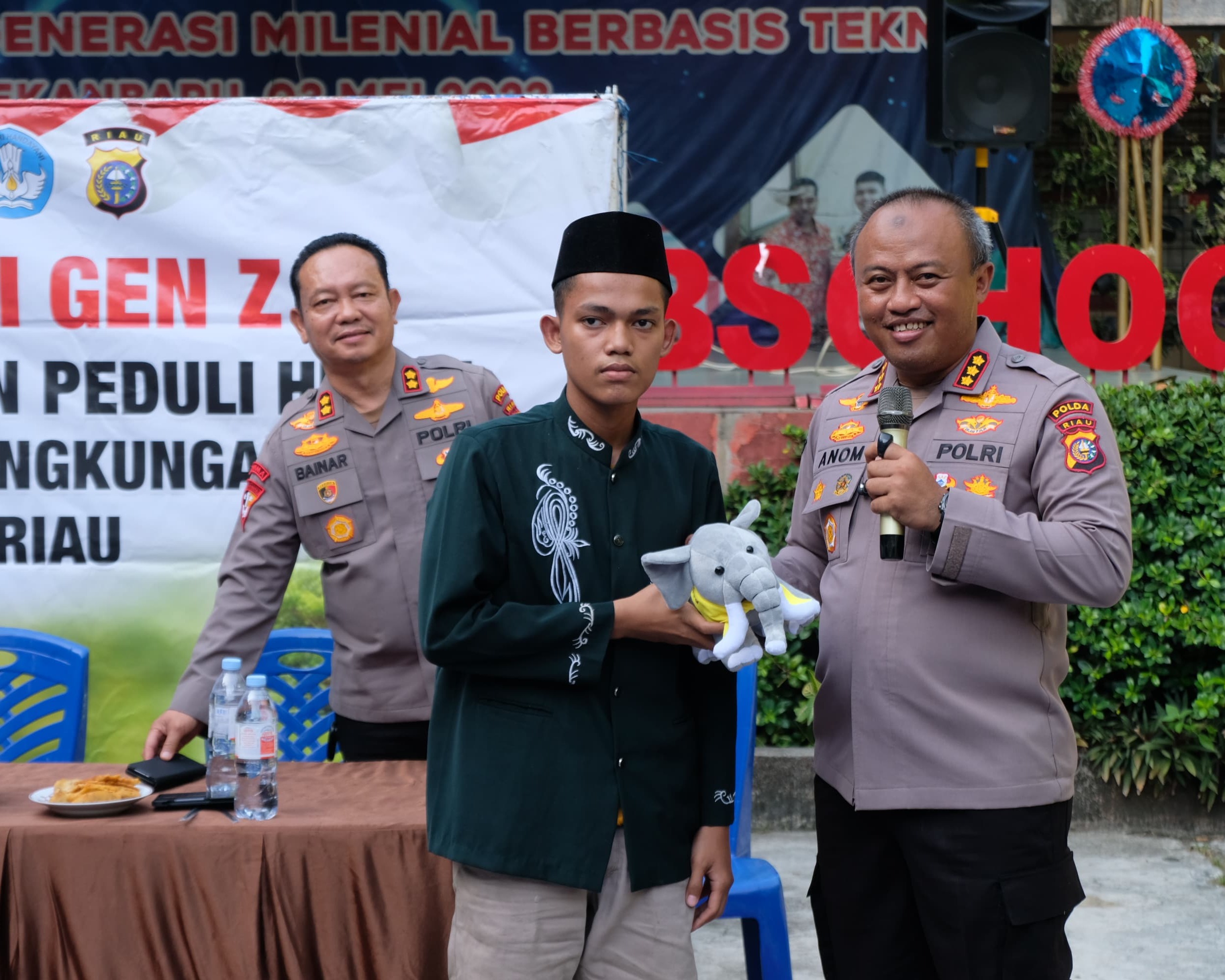 Tanamkan Kepedulian Lingkungan, Polda Riau Gencarkan Green Policing Di SMK Labor Pekanbaru