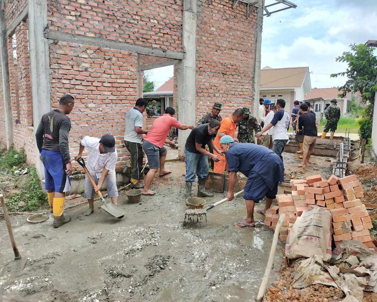 Warga Semangat Ikuti Gotong Royong Bersama Personil Kodim 0301/PBR Dalam Kegiatan Sasaran 8 Pra TMMD Ke 108 di Mushola Al Hasanah