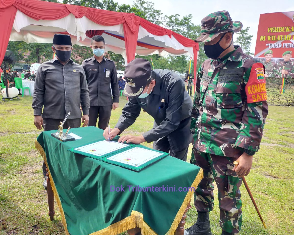 Walikota Pekanbaru Bersama Dandim 0301/PBR Laksanakan Penandatanganan Naskah Pekerjaan TMMD Ke 108 Tahun 2020
