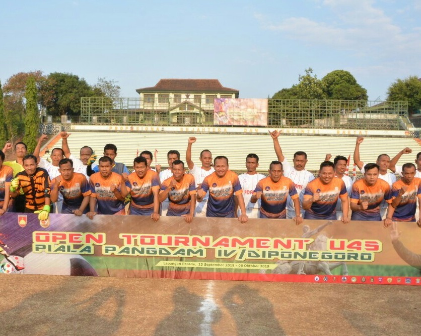 16 TIM Berlaga dalam  Kejuaraan Sepak Bola U45 Piala PANGDAM IV