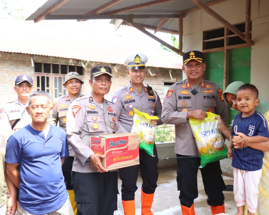 Kapolres Siak Salurkan Bantuan Untuk Korban Banjir di Dua Kampung, Wujud Kepedulian Polri Bagi Warga Terdampak