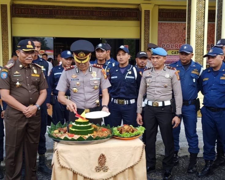 Kapolres Kampar Bacakan Amanat Kapolri Pada HUT Satpam Ke 39 di Lapangan Upacara Mapolres Kampar