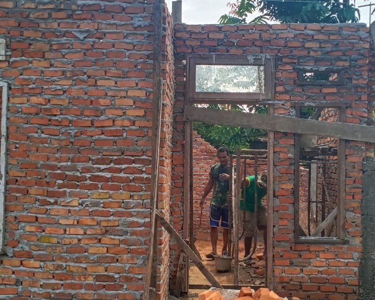 Program Karya Bakti TNI Kodim 0301/PBR Pemasangan Dinding Batu Bata RTLH Rumah Ibu Nurmiati