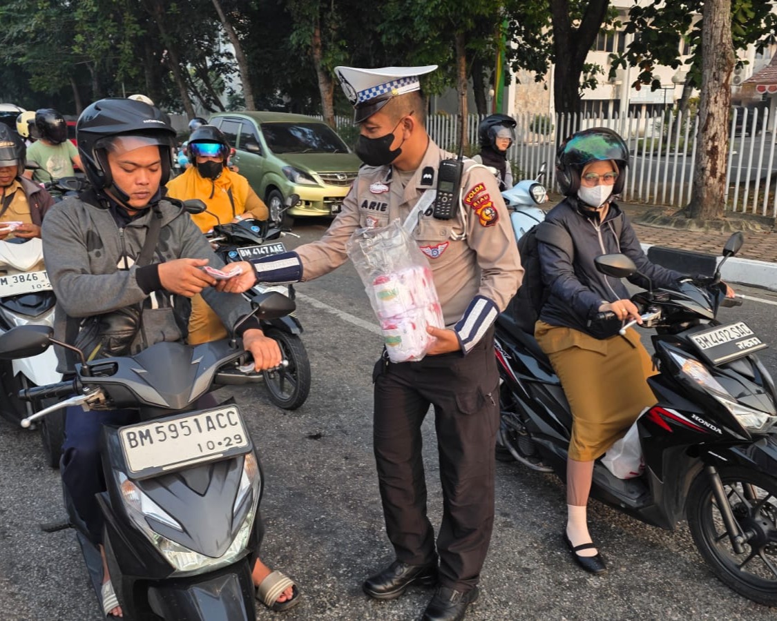 Asap Tebal Selimuti Pekanbaru, Ditlantas Polda Riau Bagikan Ribuan Masker kepada Masyarakat