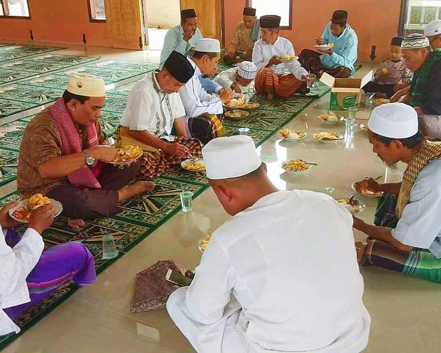 Masjid Baitul Makmur Tulang Bawang Barat, Beri Makan Gratis Usai Shalat  Jumat