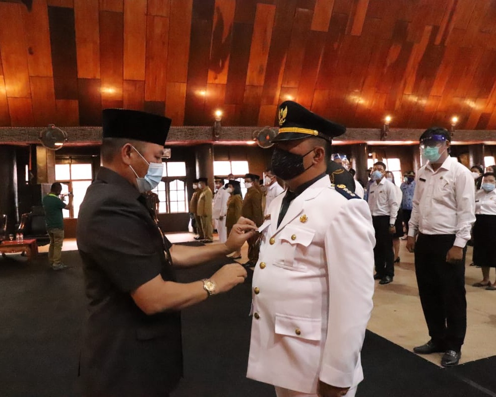 Lantik Pejabat dan Serahkan SK CPNS Serta PPPK, Bupati Taput Kembali Ingatkan ASN Sebagai Pelayan Masyarakat
