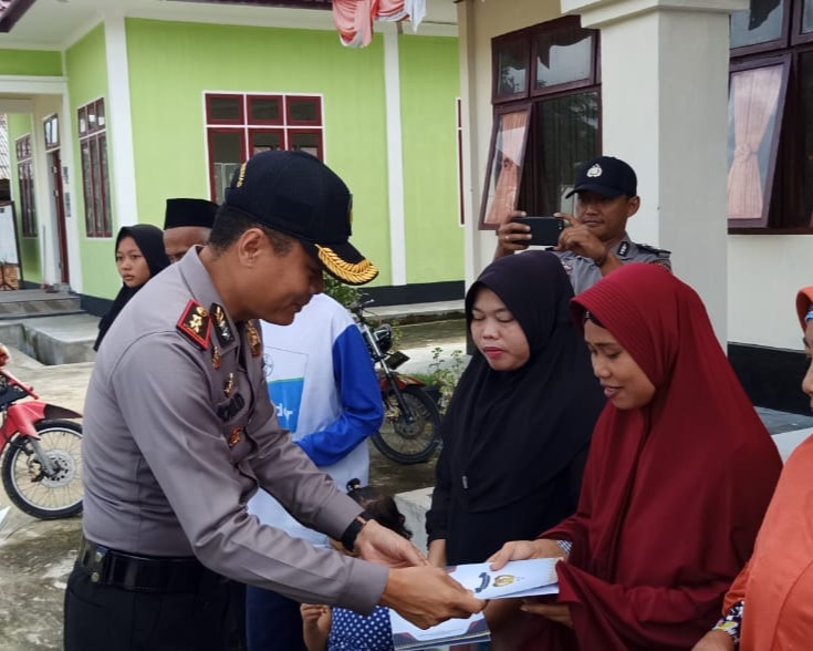 Kapolres Kampar dan Waka Polres Antarkan Zakat Personil Untuk Kaum Dhuafa di Dua Desa 