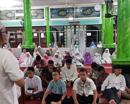Wawako Hendri Septa Serahkan Beasiswa Bagi Anak Yatim dan Dhuafa 