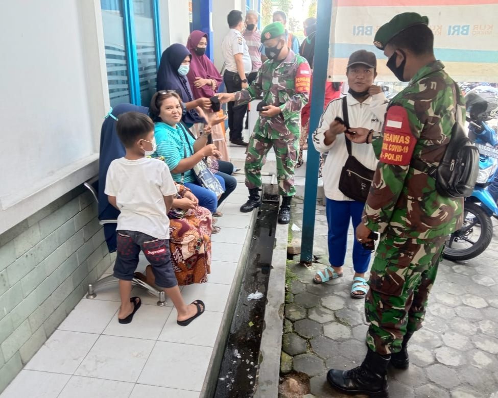 Personil Babinsa Kodim 0301/PBR Lakukan Penegakan Prokes dan Bagikan Masker Kepada Warga Kelurahan Limbungan Baru