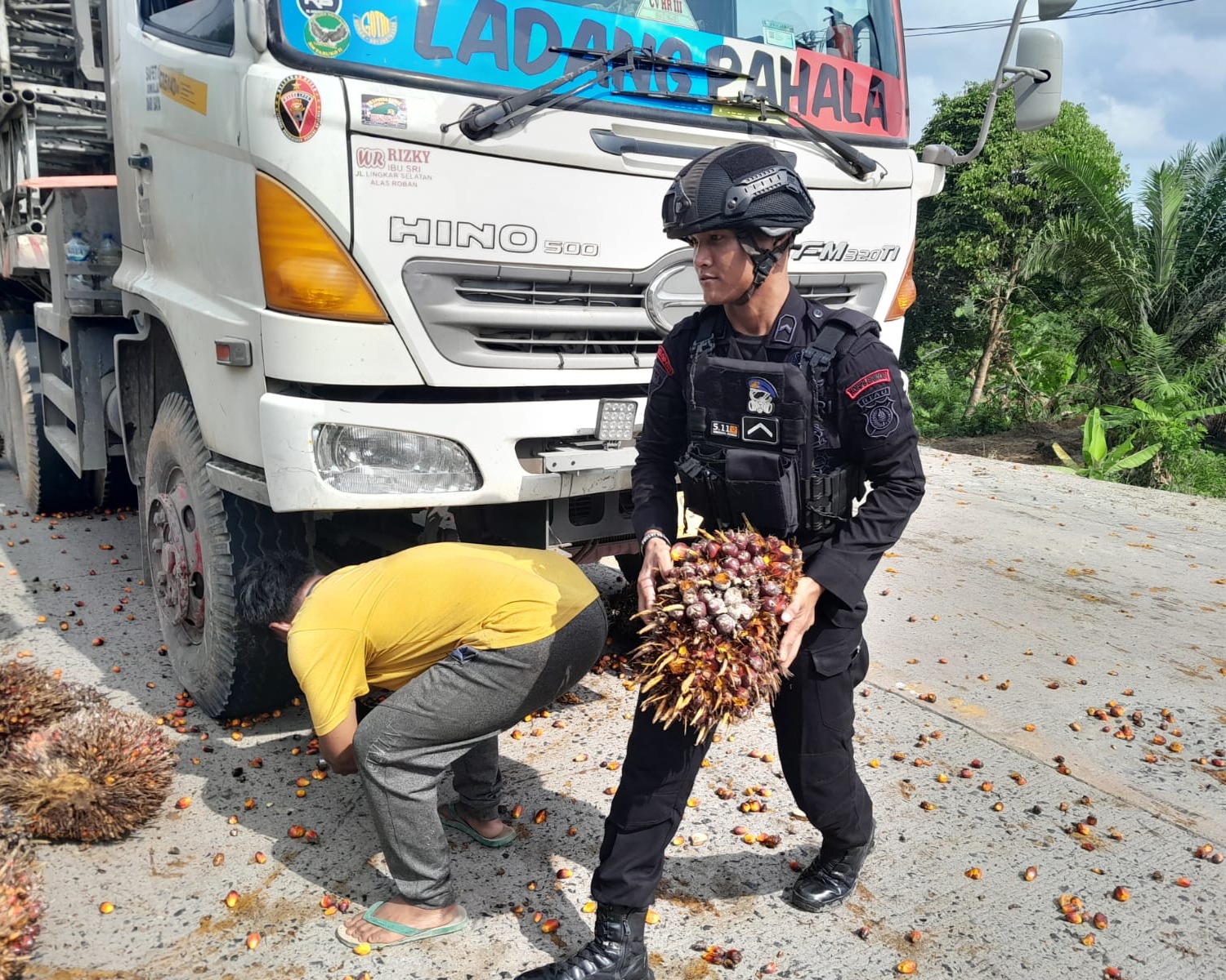 Anggota Batalyon C Pelopor Satuan Brimob Polda Riau Lakukan Pengamanan Laka Lantas di Tanjakan Merdeka