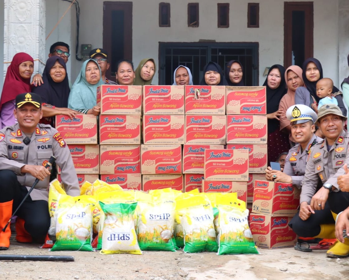 Kapolres Siak Salurkan Bantuan Untuk Korban Banjir di Dua Kampung, Wujud Kepedulian Polri Bagi Warga Terdampak