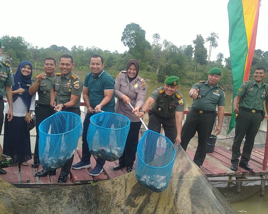 Dandim 0301/Pekanbaru Panen Ikan di Demplot Karhutla