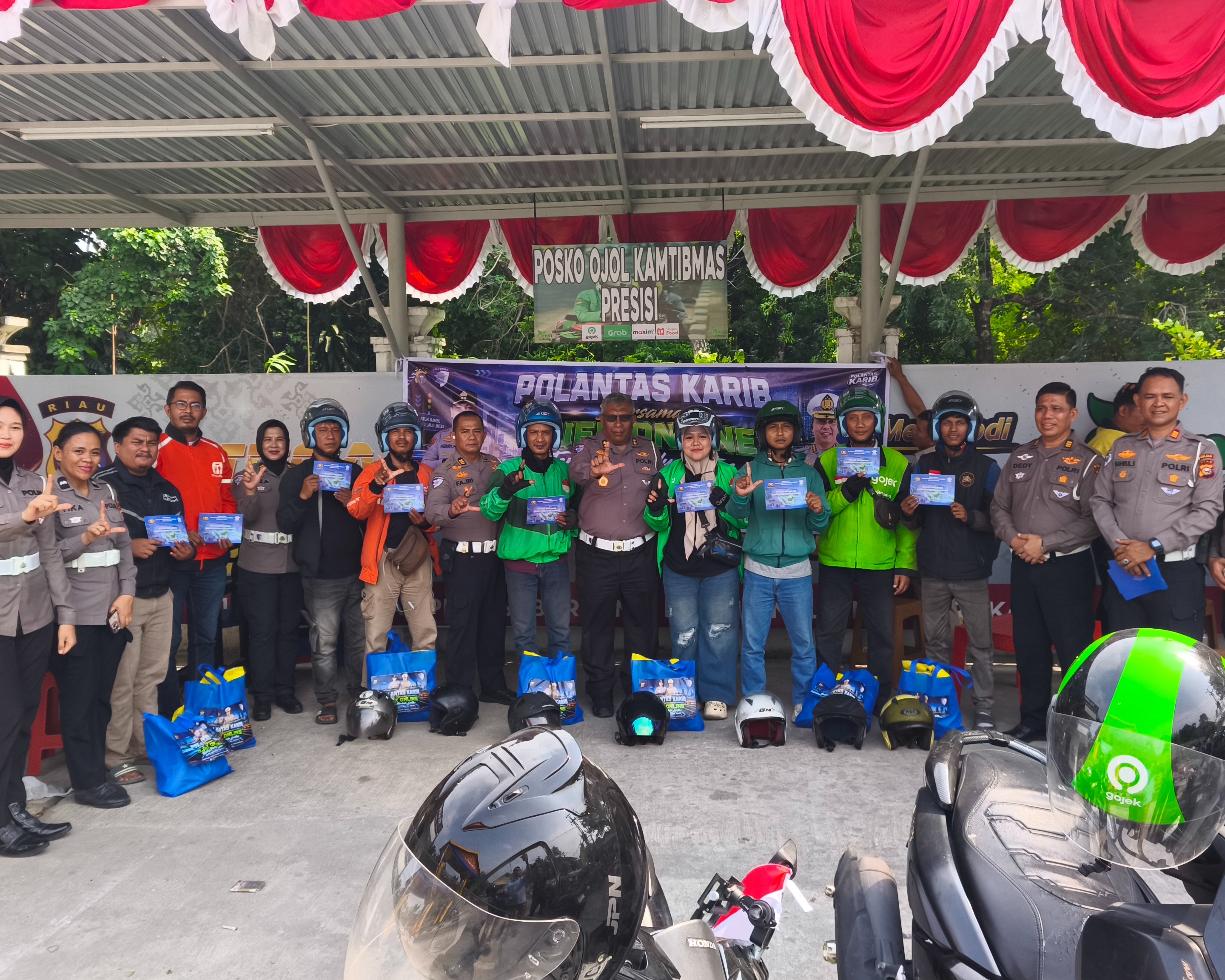 Semarak HUT Ke-81 RI, Ditlantas Polda Riau Bagikan Sembako, Helm SNI Dan Konvoi Bersama OJOL
