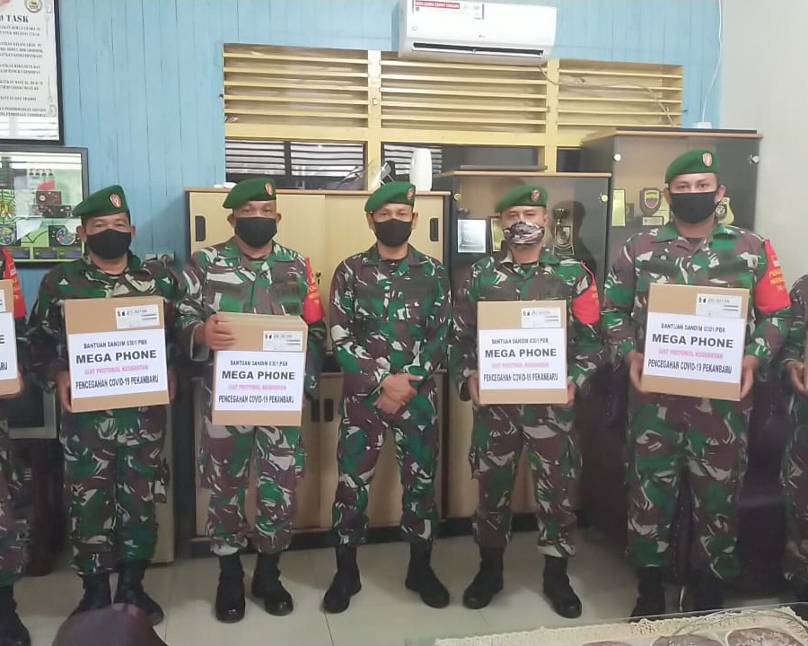 Dandim 0301/Pekanbaru Serahkan Bantuan Mega Phone Kepada Jajaran Koramil Kodim 0301/PBR Dalam Pencegahan Covid-19