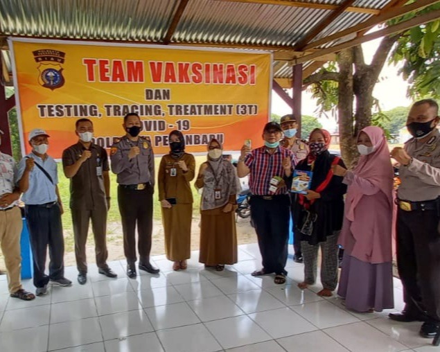 Tingkatkan Herd Immunity, Kapolsek Lima Puluh Bersama Dexa Medica Berikan Bantuan Multivitamin di Dua Kelurahan