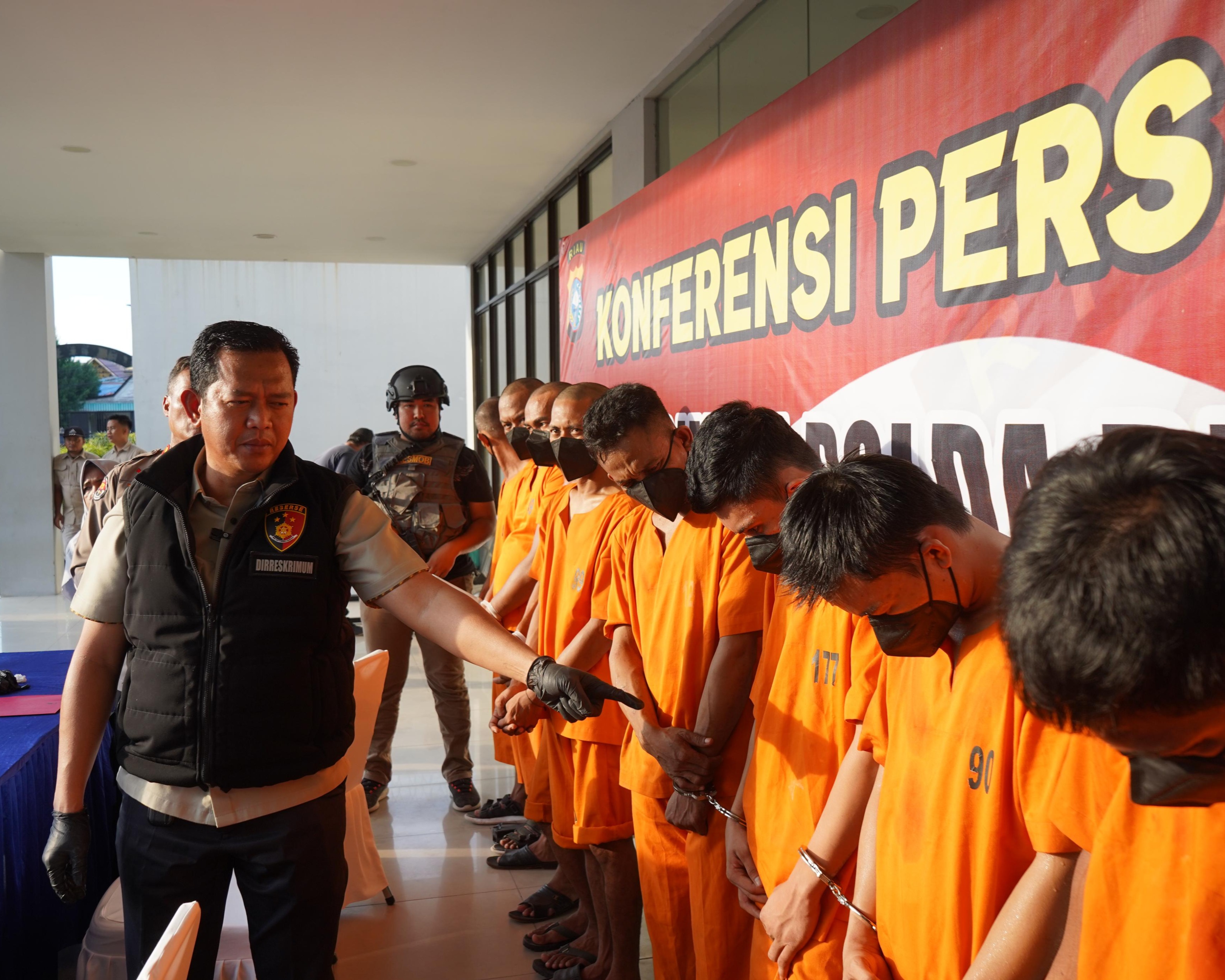 Ditreskrimum Polda Riau Ringkus 2 Pemilik dan 2 Orang Calo Senpi Ilegal