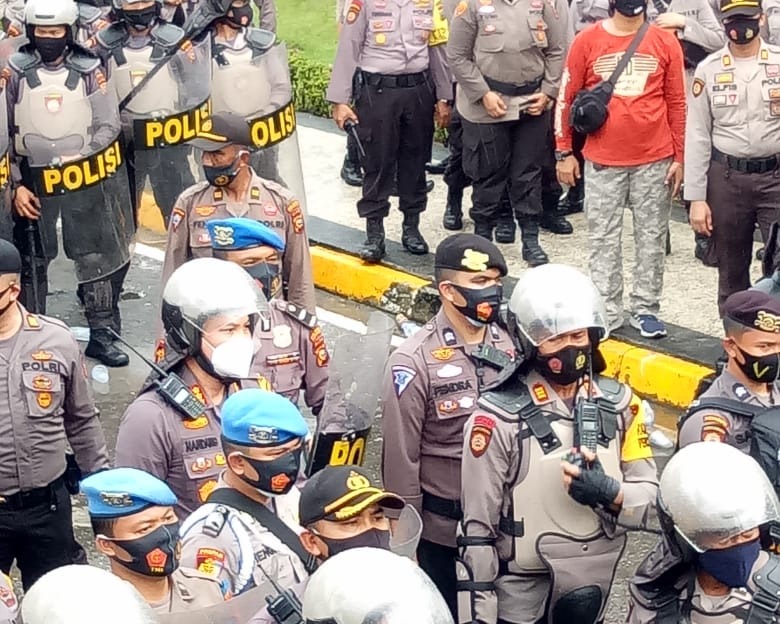 Kapolresta Pekanbaru Kawal Langsung Pengamanan Aksi Demo Tolak UU Cipta Kerja Di Gedung DPRD Provinsi Riau