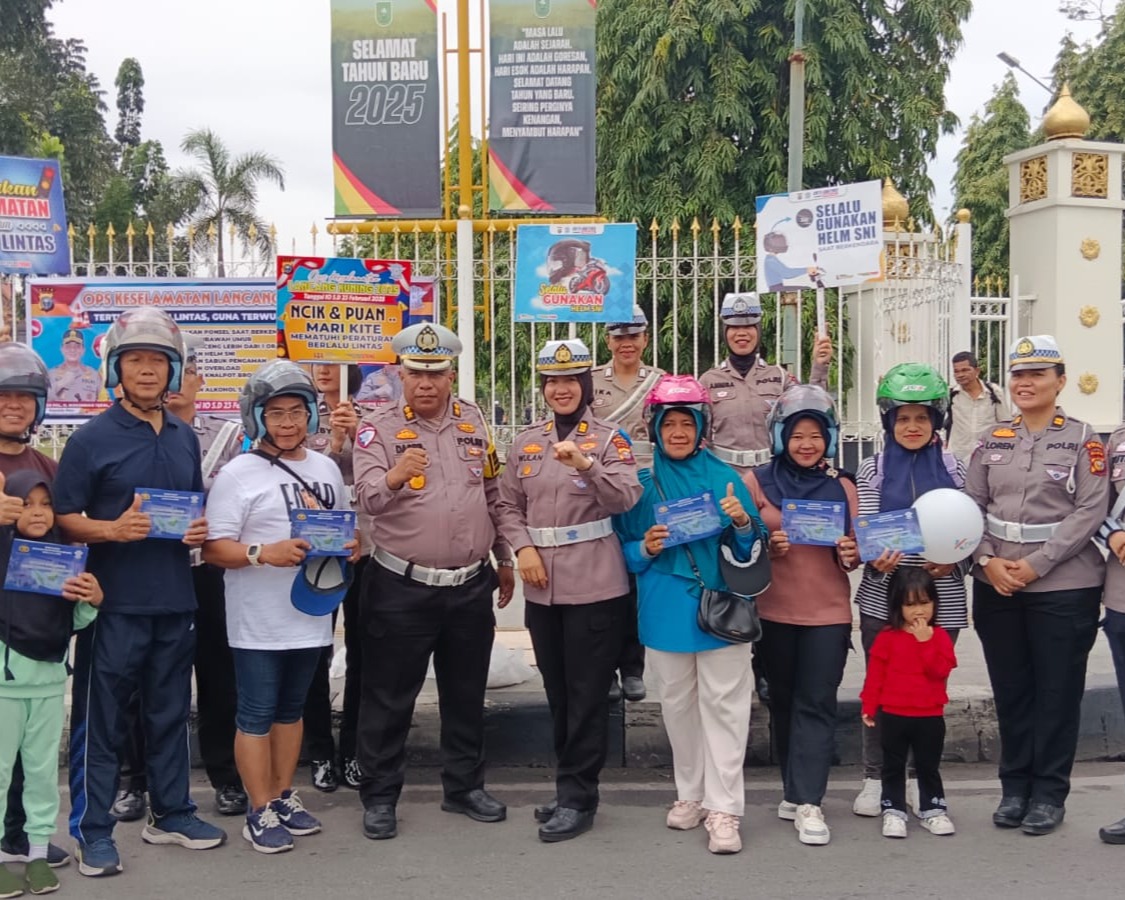 Ditlantas Polda Riau Bagikan Puluhan Helm SNI Saat Kampanye Keselamatan Berlalu Lintas di CFD Pekanbaru