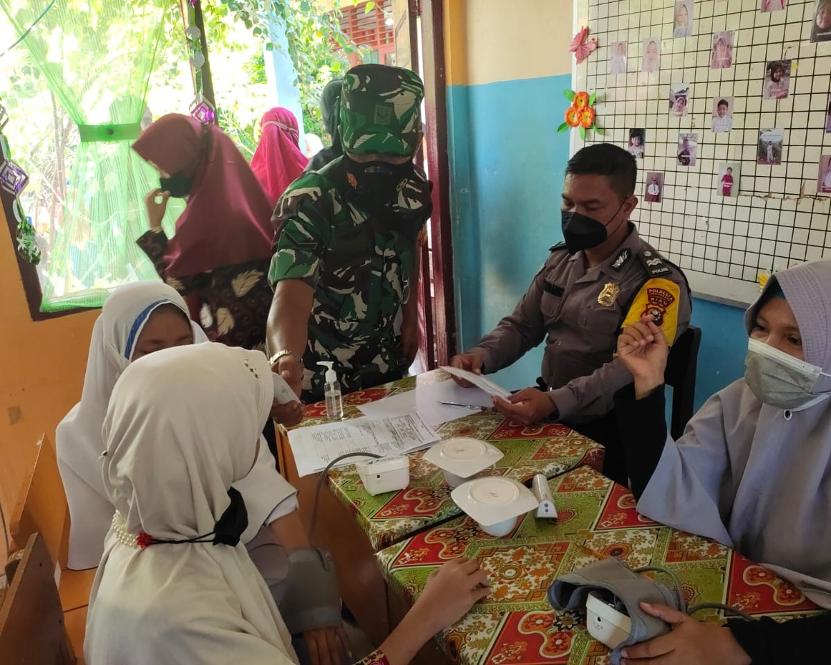 Ciptakan Herd Immunity, Babinsa Kodim 0301/PBR Dampingi Vaksinasi Anak Usia 6-11 Tahun