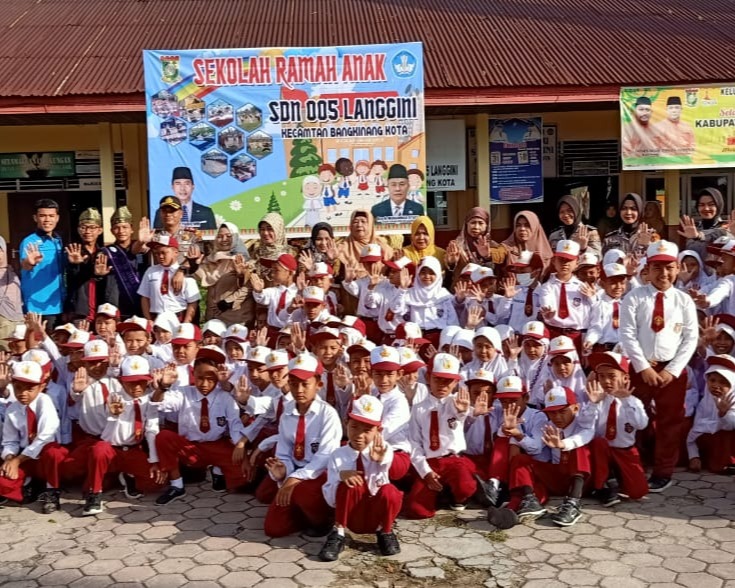 Kapolres Kampar dan Kasat Lantas Datangi Sekolah, Berikan Arahan Tentang Disiplin dan Masalah Kebersihan