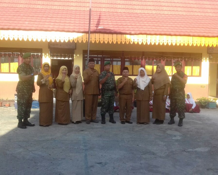 Babinsa Kodim 0301/Pekanbaru Pimpin Upacara Bendera di SDN 56 Kota Pekanbaru