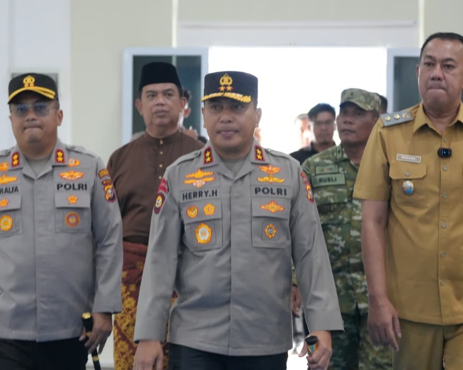 Dorong Ekonomi Pesisir, Kapolda Riau Bantu Nelayan Meranti Dengan 20 Mesin Ketinting