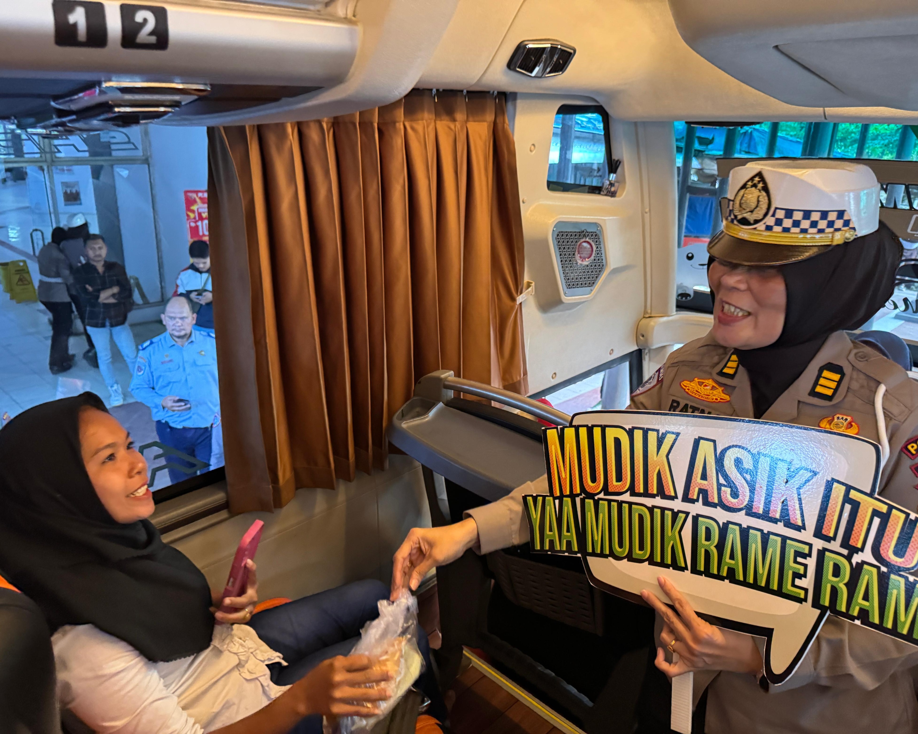 Ditlantas Polda Riau dan Tim Takjil Bagikan 200 Paket Berbuka Untuk Pemudik dan Driver Bus di Terminal AKAP