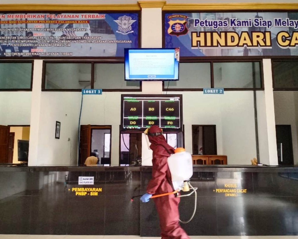 Cegah Penyebaran Covid-19, Polresta Palangka Raya Laksanakan Penyemprotan Disinfektan