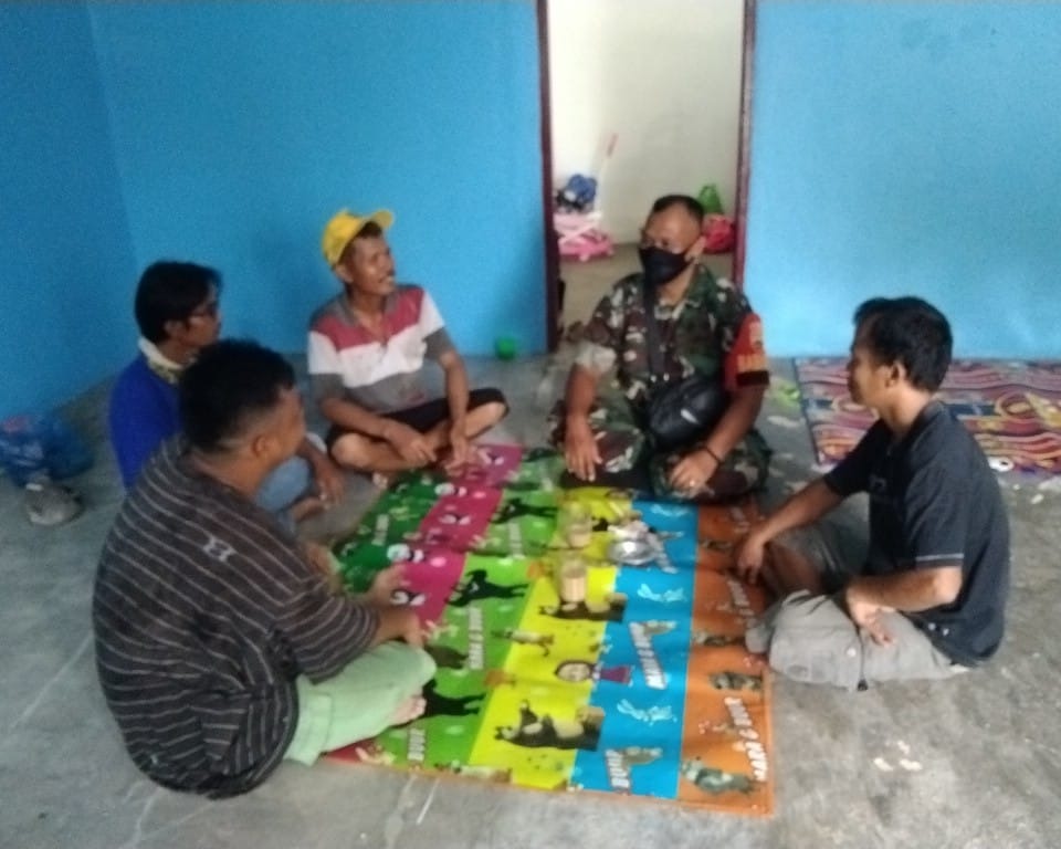 Babinsa Kodim 0301/PBR Laksanakan Komsos Bersama Ketua RTdi Kelurahan Sungai Uka