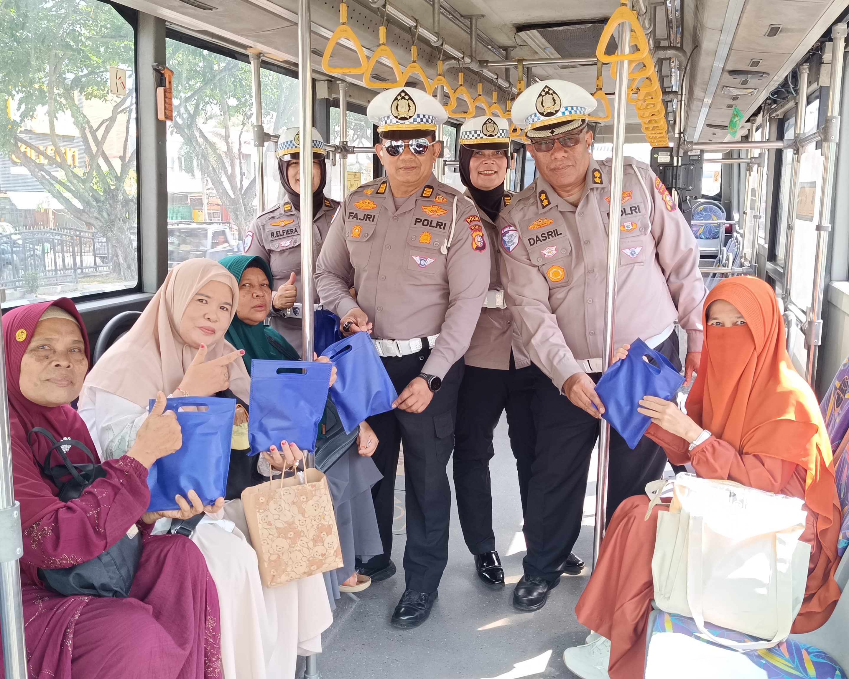 Polantas Menyapa dan Green Policing, Ditlantas Polda Riau Sapa Penumpang Busway Di Sukaramai Trade Center
