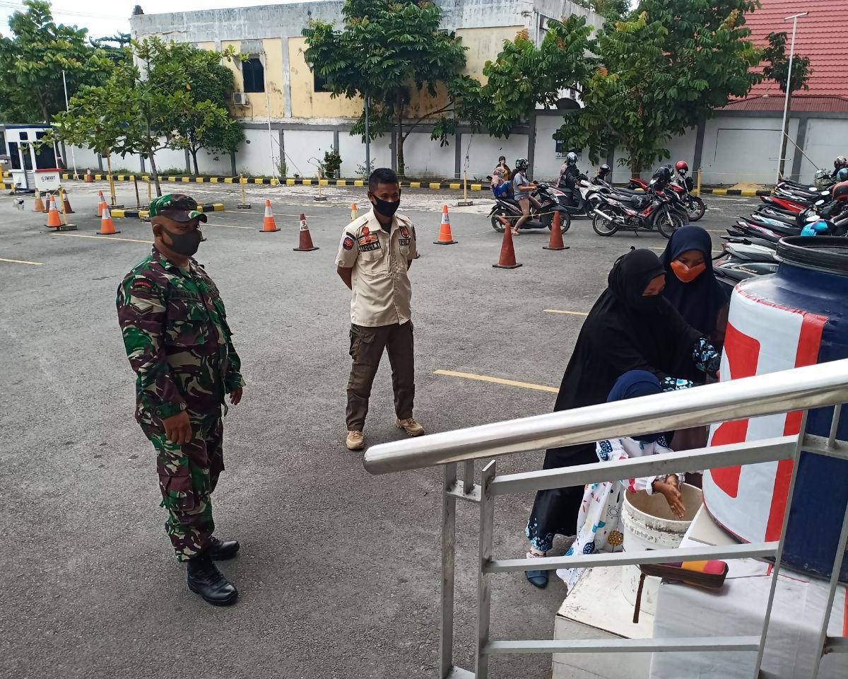 Babinsa Kodim 0301/PBR Bersama Petugas Gabungan Laksanakan Sosialisasi Penegakan Protokol Kesehatan Bagi Masyarakat Di Pusat Perbelanjaan