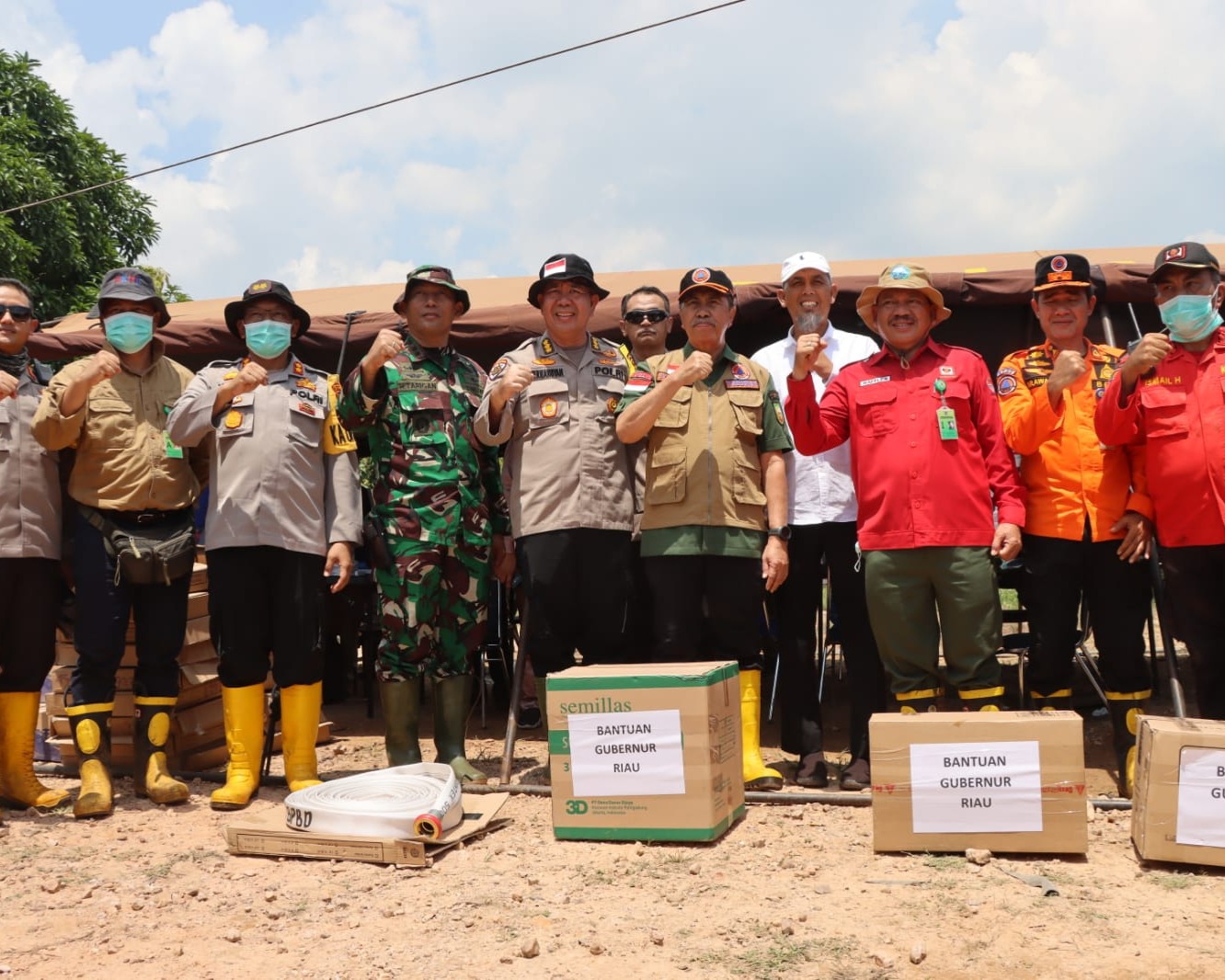 Gubri Bersama Jajaran Polda Riau Serta Tim Gabungan Berjibaku Pemadaman dan Pendinginan Karhutla di Kecamatan Medang Kampai