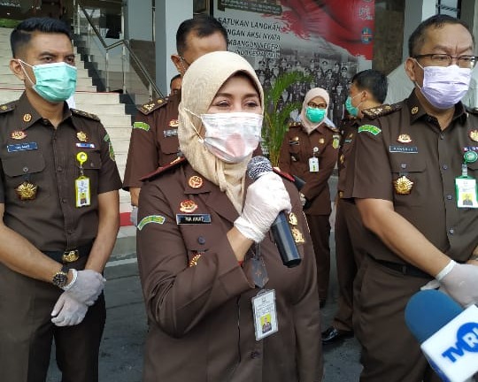 Kejati Riau Menyalurkan Ratusan Bantuan Paket Sembako Kepada Masyarakat Terdampak Wabah Pandemi Covid-19