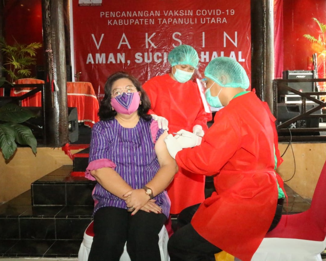 Bupati Taput Terima Suntikan Kedua Vaksin Covid-19