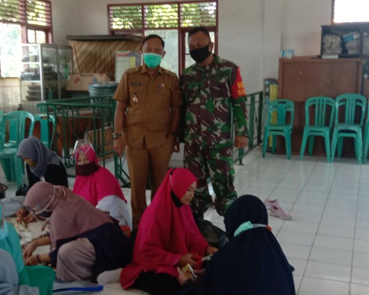 Babinsa Kodim 0301/PBR Dampingi Warga Laksanakan Pelatihan Daur Ulang Sampah