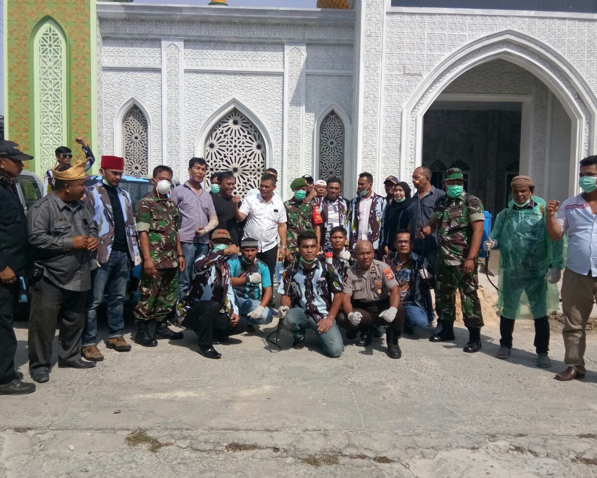Upaya Cegah Tangkal Covid-19, Koramil 04/Limapuluh Kodim 0301/Pekanbaru Laksanakan Pemyemprotan Disinfektan di Masjid Al Furqan