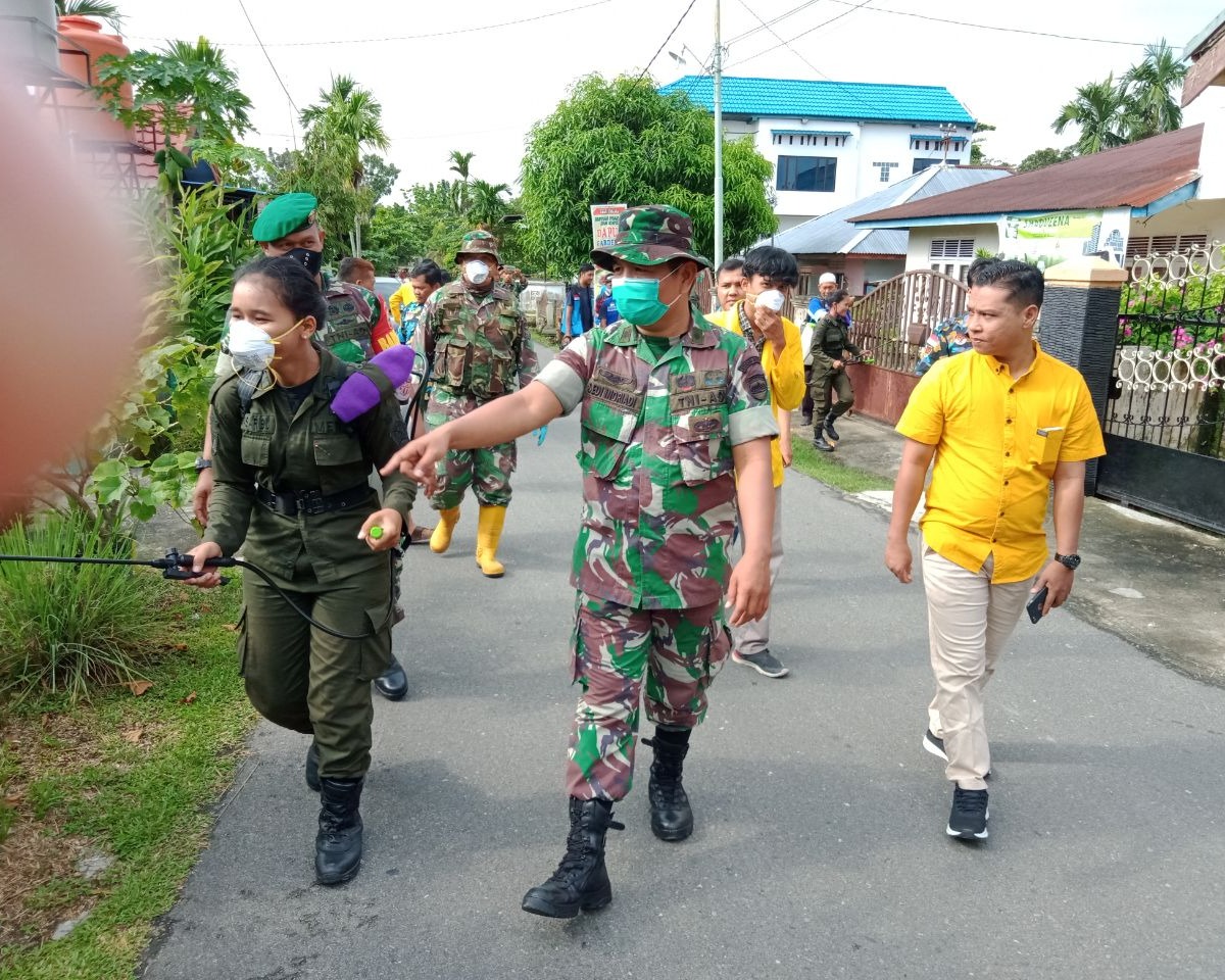 Koramil 01/Rumbai Kodim 0301/Pekanbaru Bersama Mahasiswa Dan Elemen Masyarakat Laksanakan Kegiatan Karya Bhakti TNI Dengan Penyemprotan Disinfektan di Lingkungan Wilayah Binaan