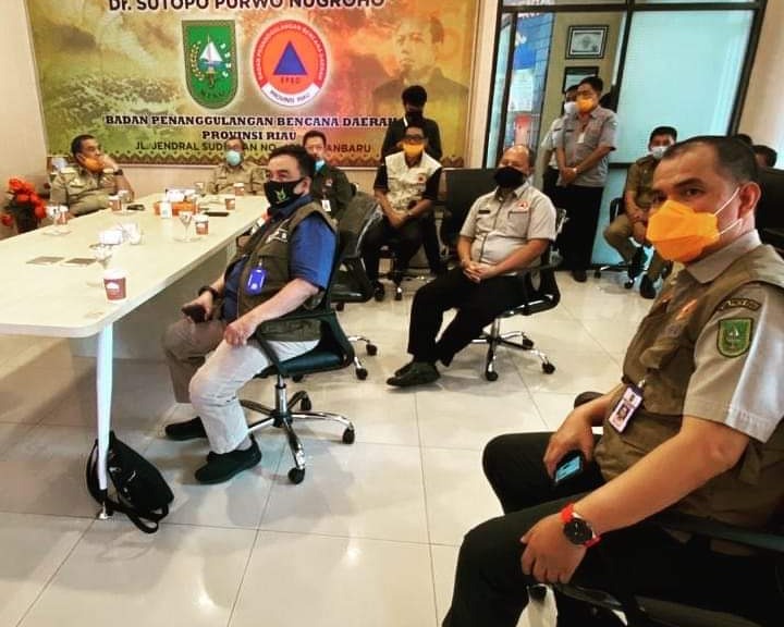 Gubri Meninjau Posko Media Center Karhutla Provinsi Riau