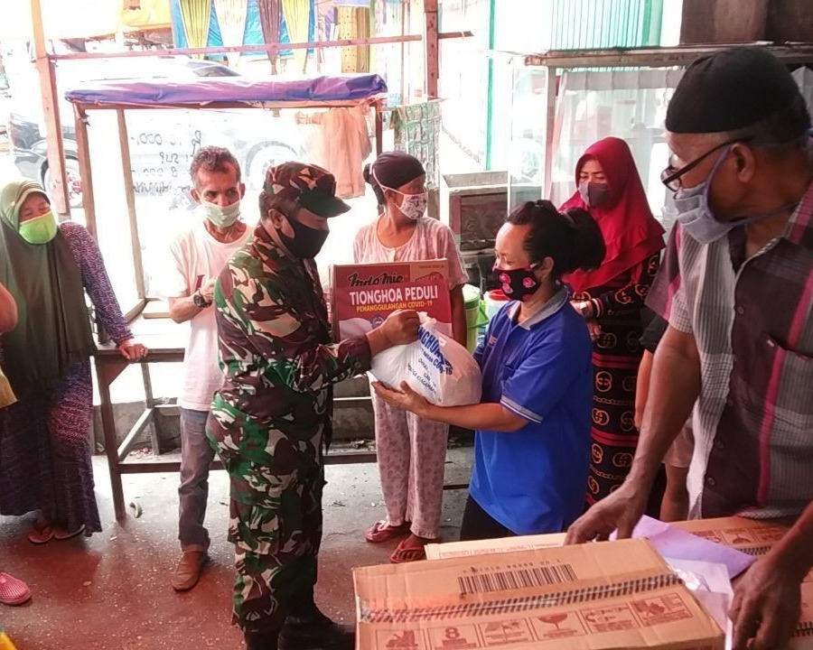 Peduli Dampak Covid-19, Babinsa Kodim 0301/Pekanbaru Bersama PSMTI Riau Menyerahkan Paket Sembako Kepada Warga