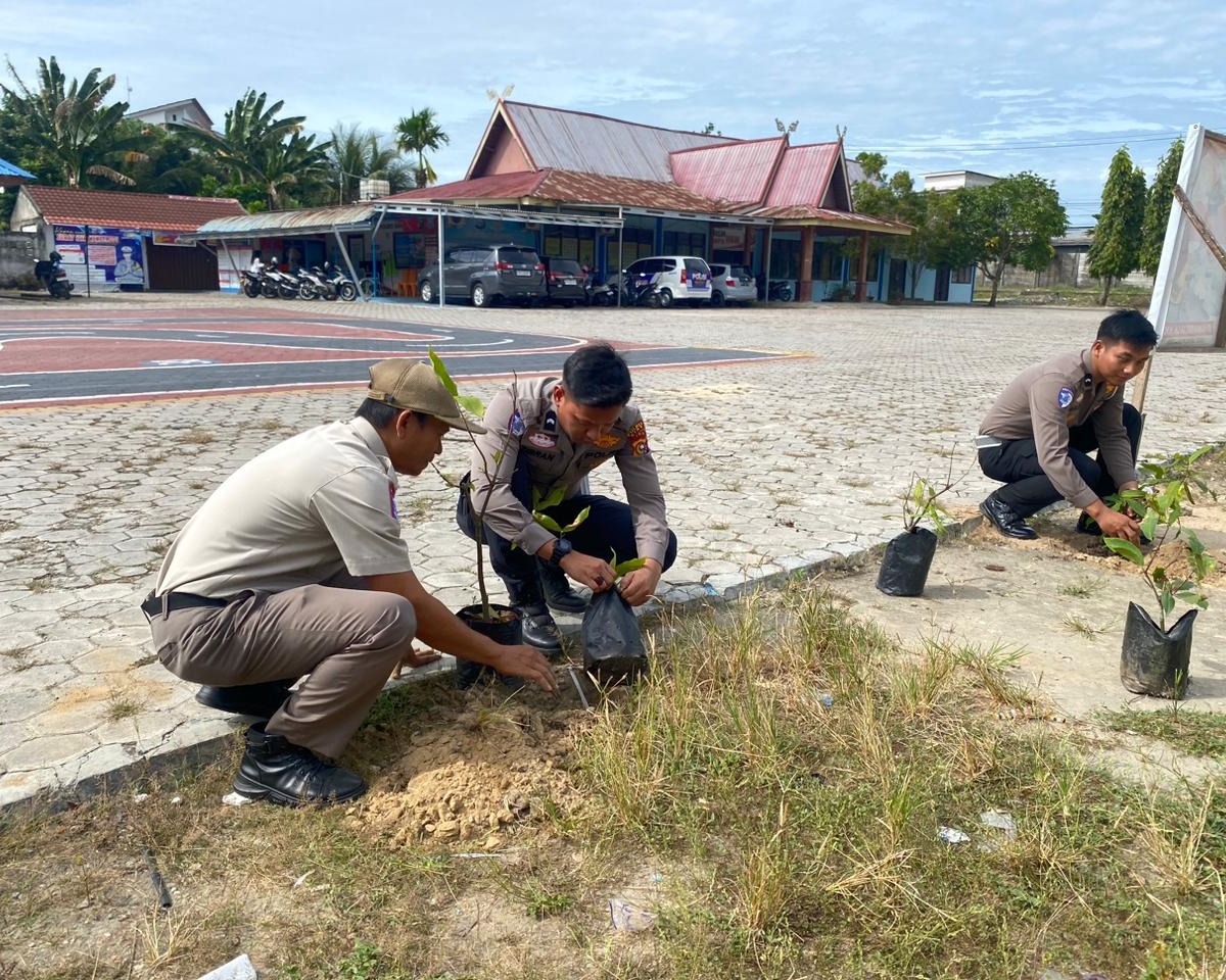 Satuan Lantas Polres Siak Tanam Pohon Jambu Air, Dukung Program Kapolda Riau Menjelang Hari Pohon Nasional 2025