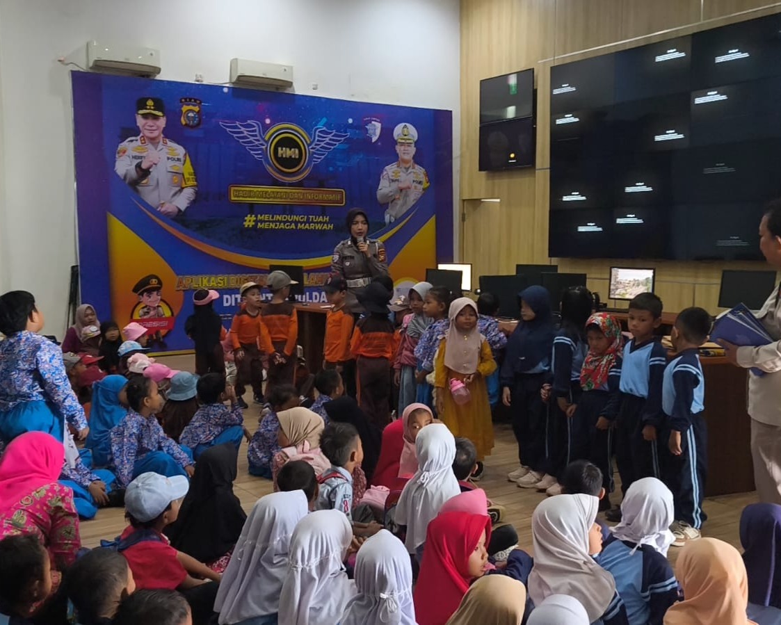 Edukasi Lalu Lintas Dan Aksi Tanam Pohon Bersama Generasi Usia Dini Di Taman Lalu Lintas Polda Riau
