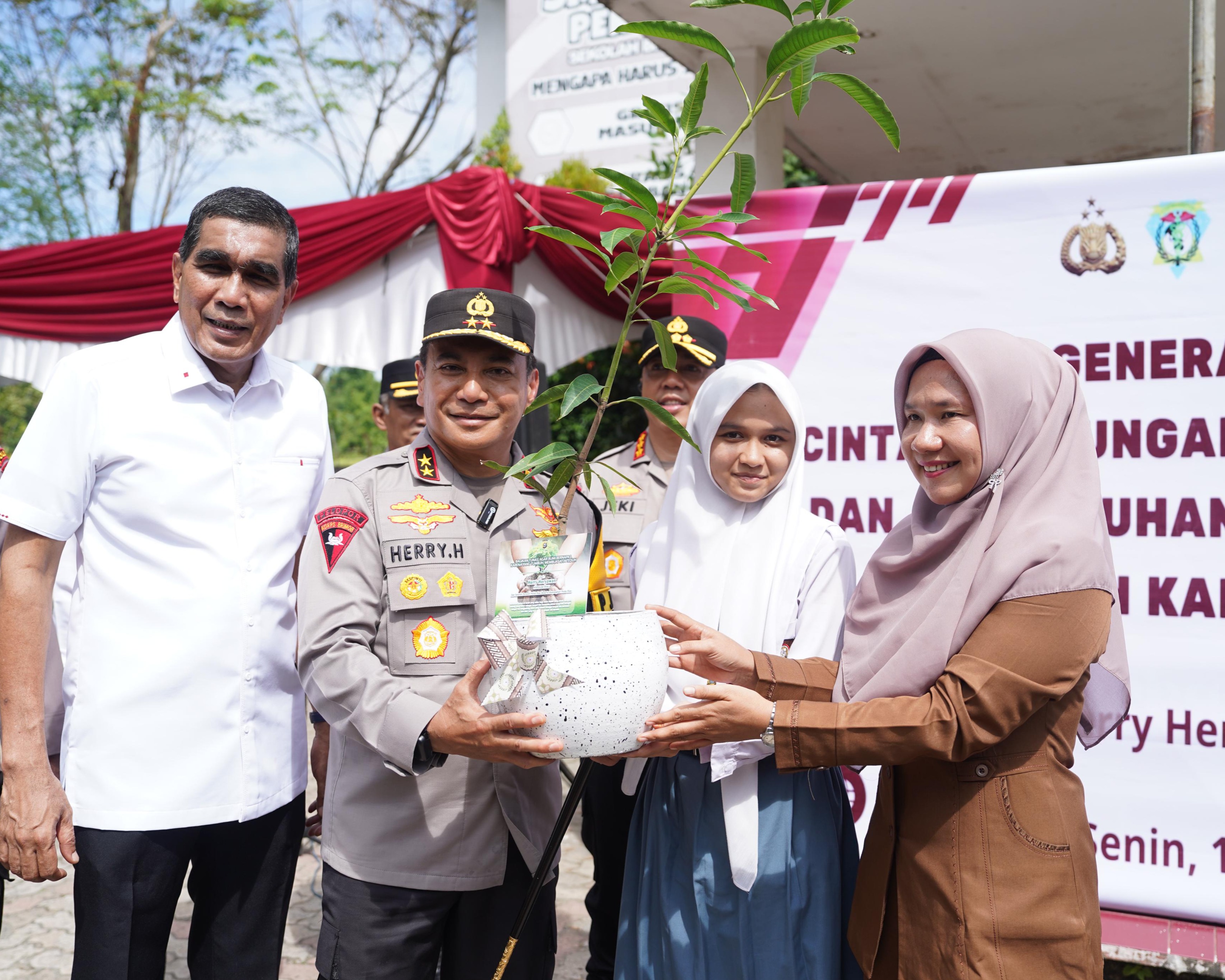 Polda Riau Gelar Workshop Green Policing Untuk 311 Ketua OSIS Se-Provinsi Riau Dan Penanaman 21.000 Pohon Serentak 10–21 November