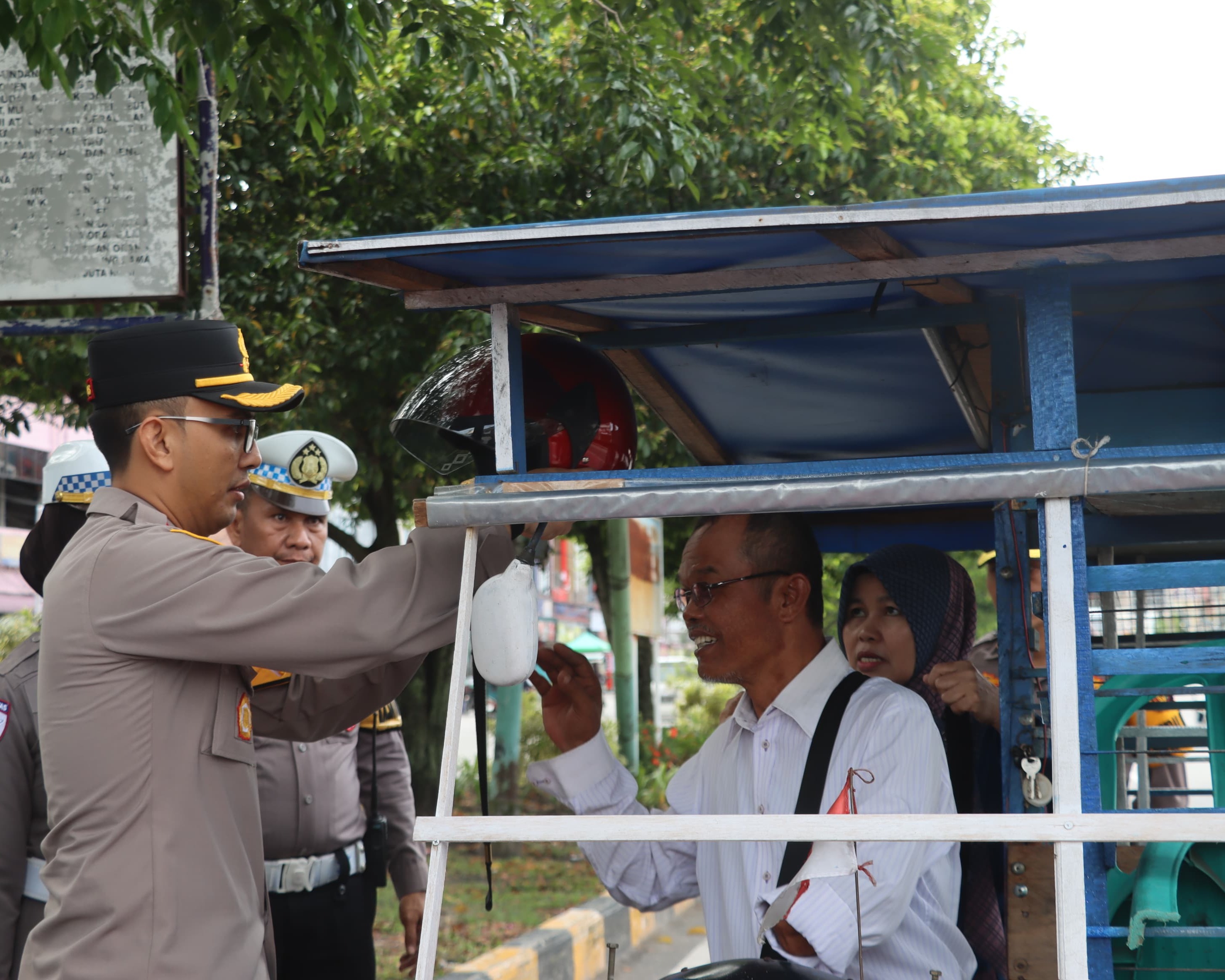 Polres Dumai Tingkatkan Kesadaran Keselamatan Berkendara Melalui Kampanye Dan Pembagian Helm Gratis Dalam Operasi Zebra Lancang Kuning 2025