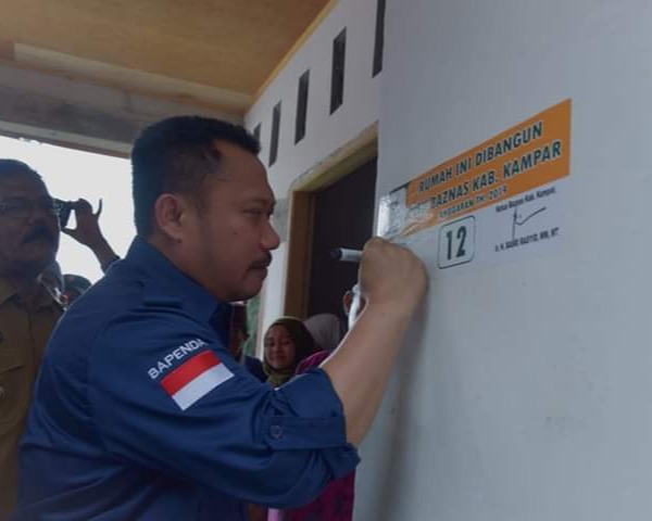 Bupati Kampar Menyerahkan Rumah Layak Huni Kepada Tiga Anak Yatim Piatu di Desa Suka Mulia
