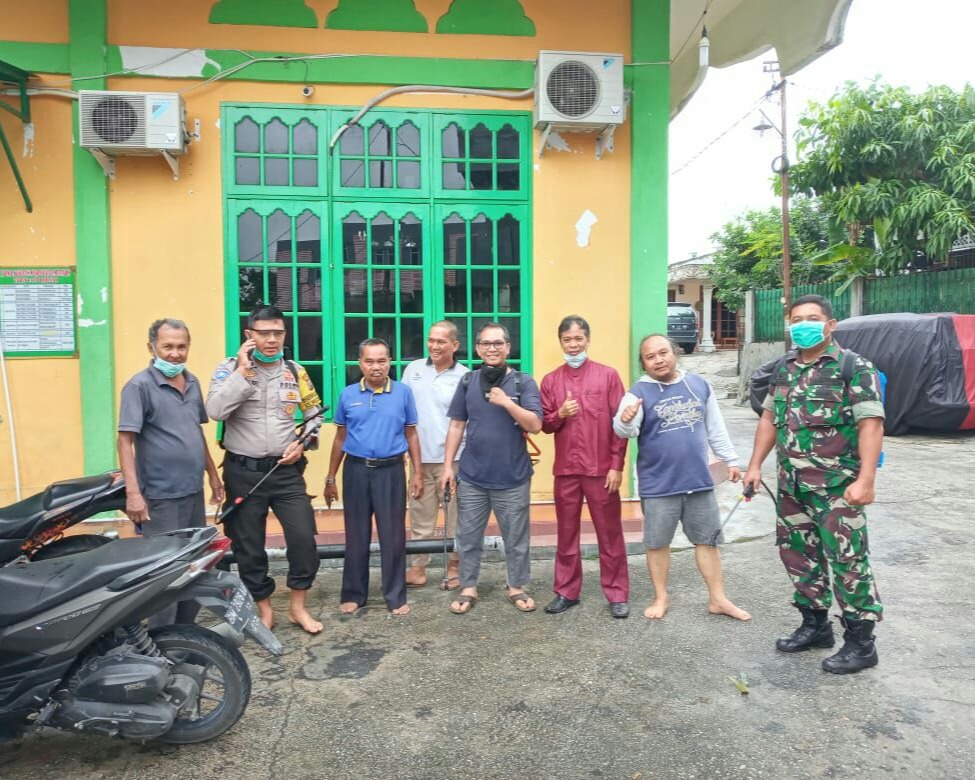 Babinsa Kodim 0301/Pekanbaru Laksanakan Penyemprotan Disinfektan di Masjid Al Muttaqin Serta Pemukiman Warga